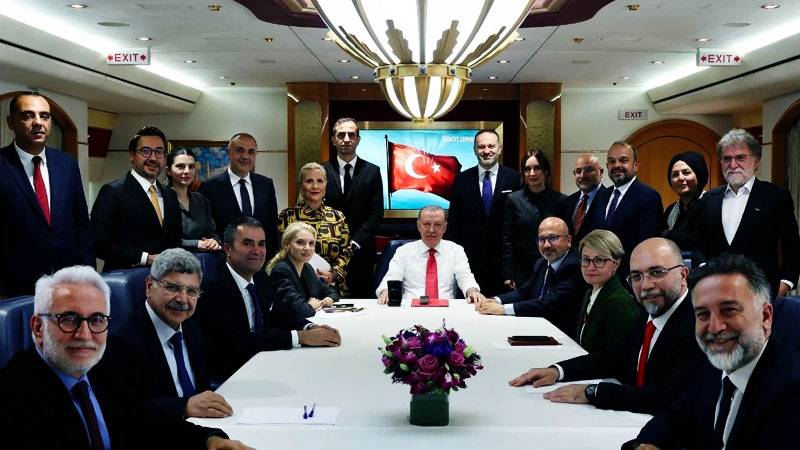 cem kucuk ucakta sorular onceden aliniyor istenmeyen sorular cikariliyor bu yanlis medyanin cogunlugu zaten huk met yanlisi qzrA4APx