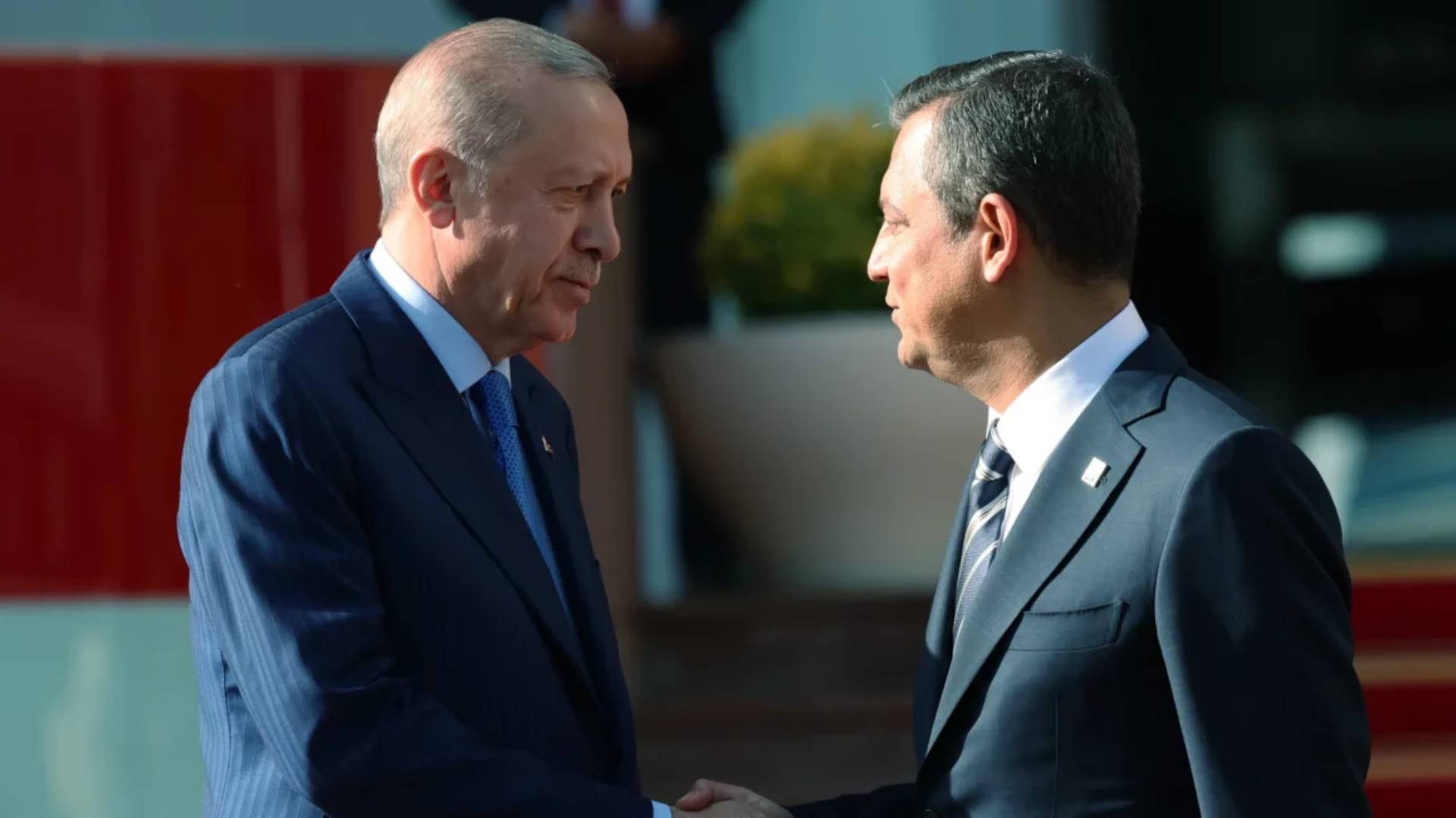 ozgur ozelden erdogana cagri canli yayinda boeing siparis etme trumpa ayari ver seni karsilayip elini sikacagim OXFtXQwV