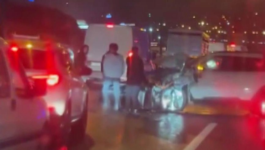 tem otoyolunda 17 arac birbirine girdi tEGAIbbN