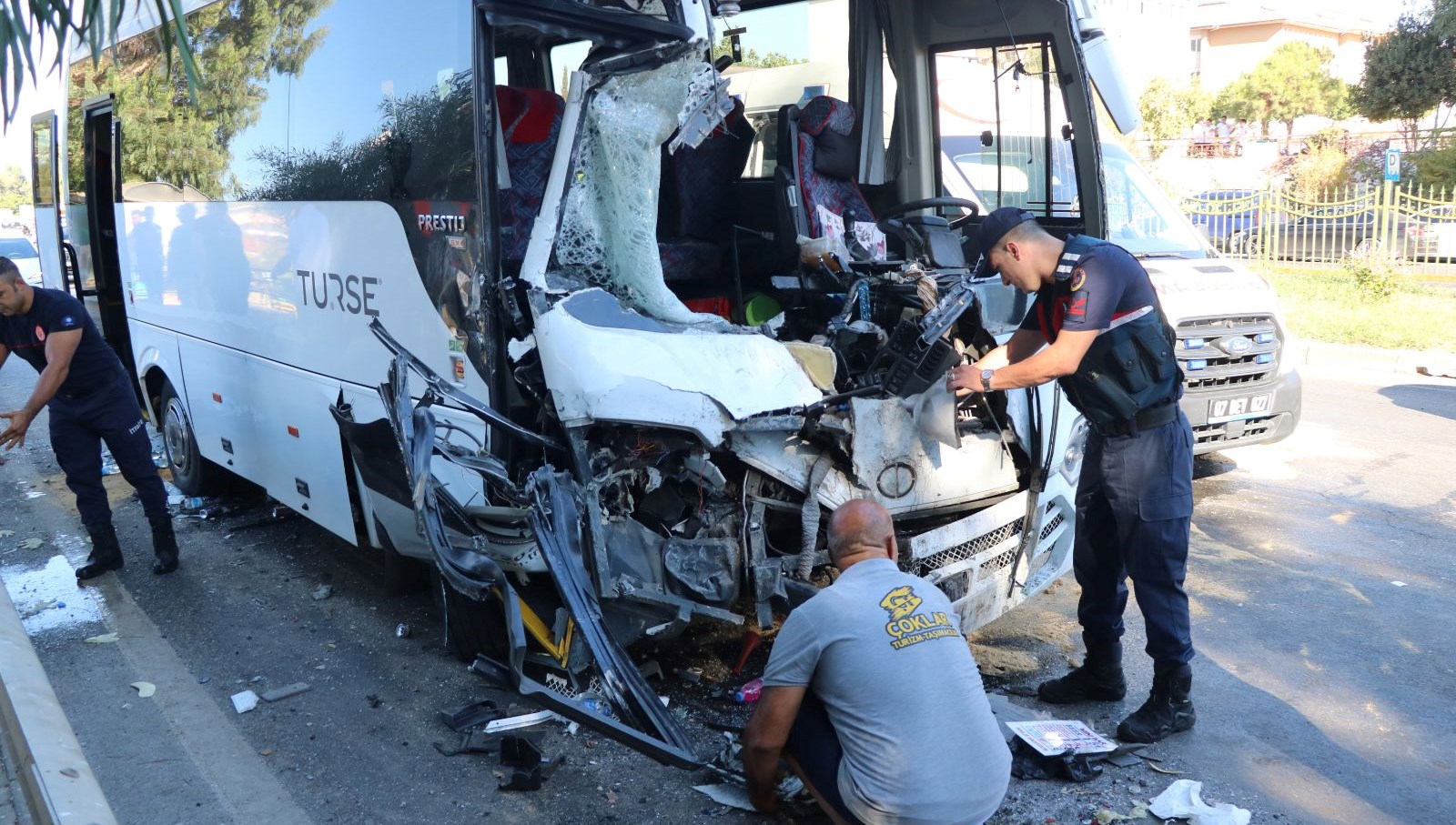 tur otobusuyle yolcu otobusu carpisti 15 yarali NDdXthFa