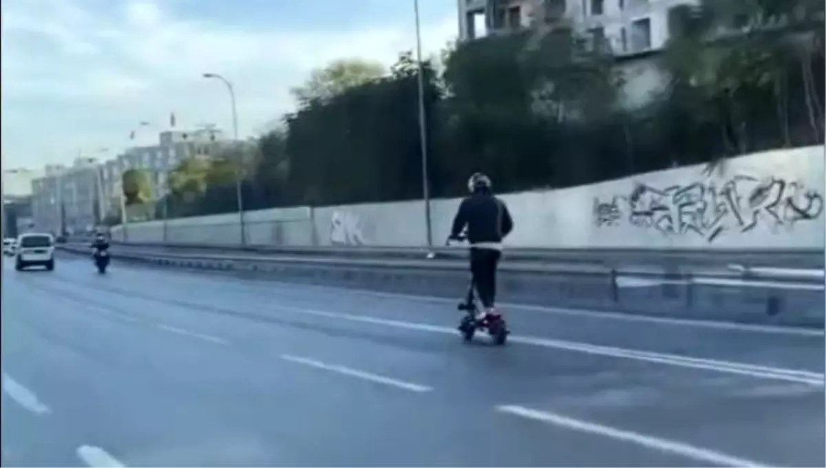 bayrampasada elektrikli scooter ile otoyola cikan surucu trafigi tehdit etti bD9DQN3J.jpg