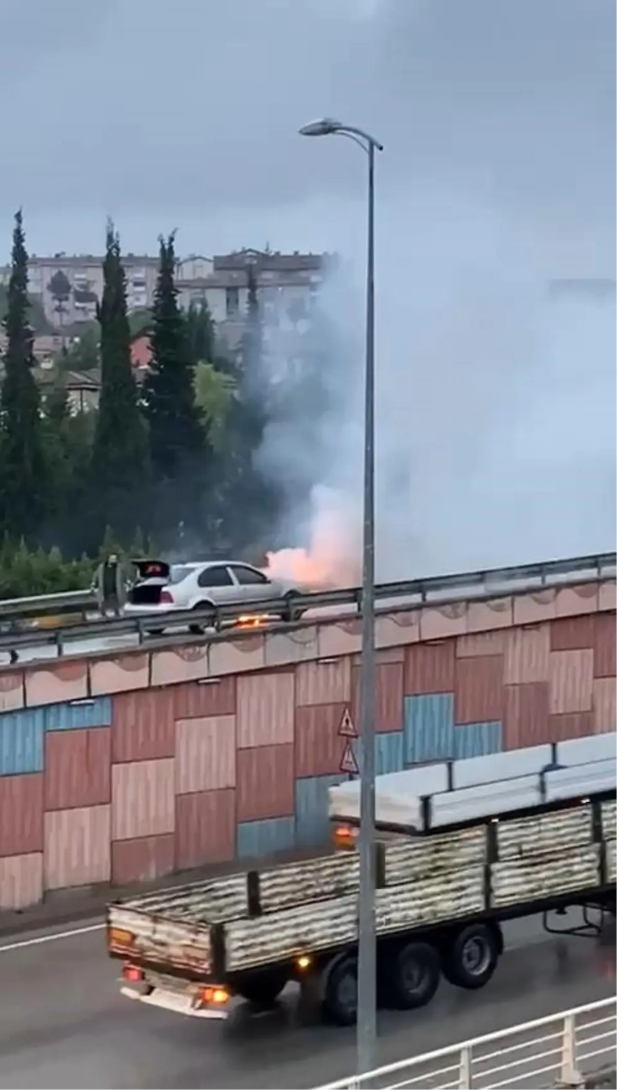 karabukte seyir halindeki otomobilde yangin cikti 1YFplixK