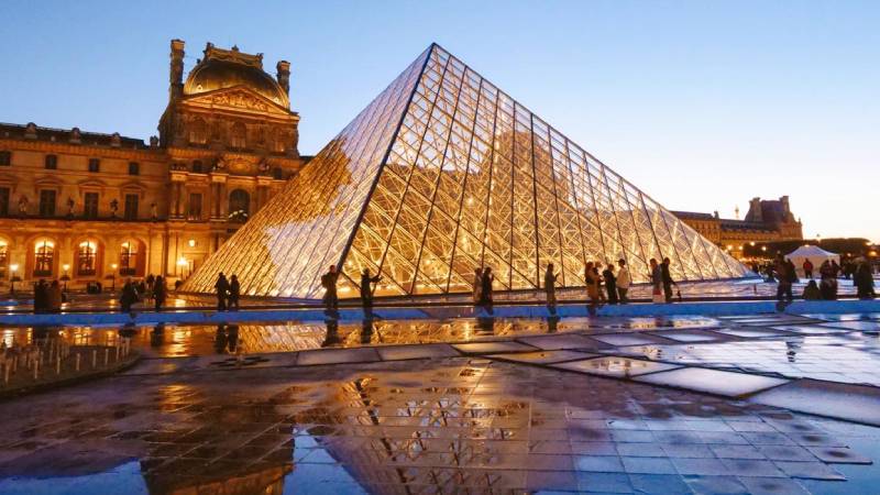 louvre muzesi soygunu fransayi soke eden hirsizlik olayiyla ilgili neler biliniyor Tn6Jj8JQ.jpg