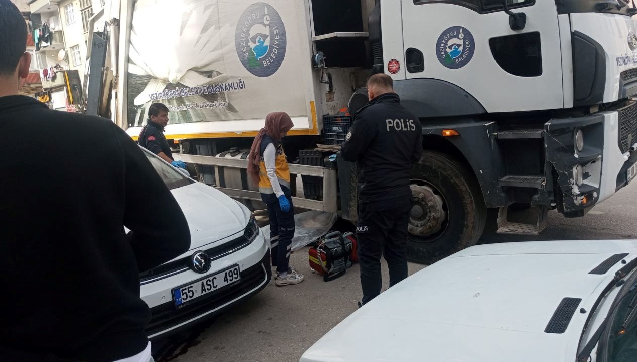 samsunda temizlik kamyonunun altinda kalan yaya oldu wJ941uOG.jpg