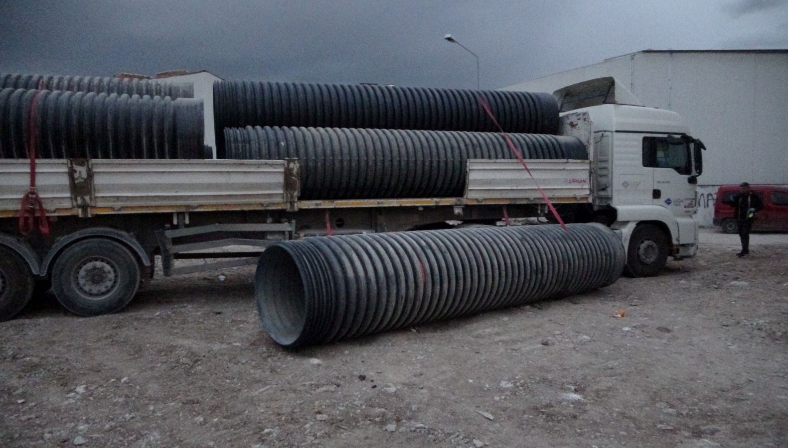 santiyede calisirken uzerine 750 kilo plastik borudustu CCFAzgB2.jpg