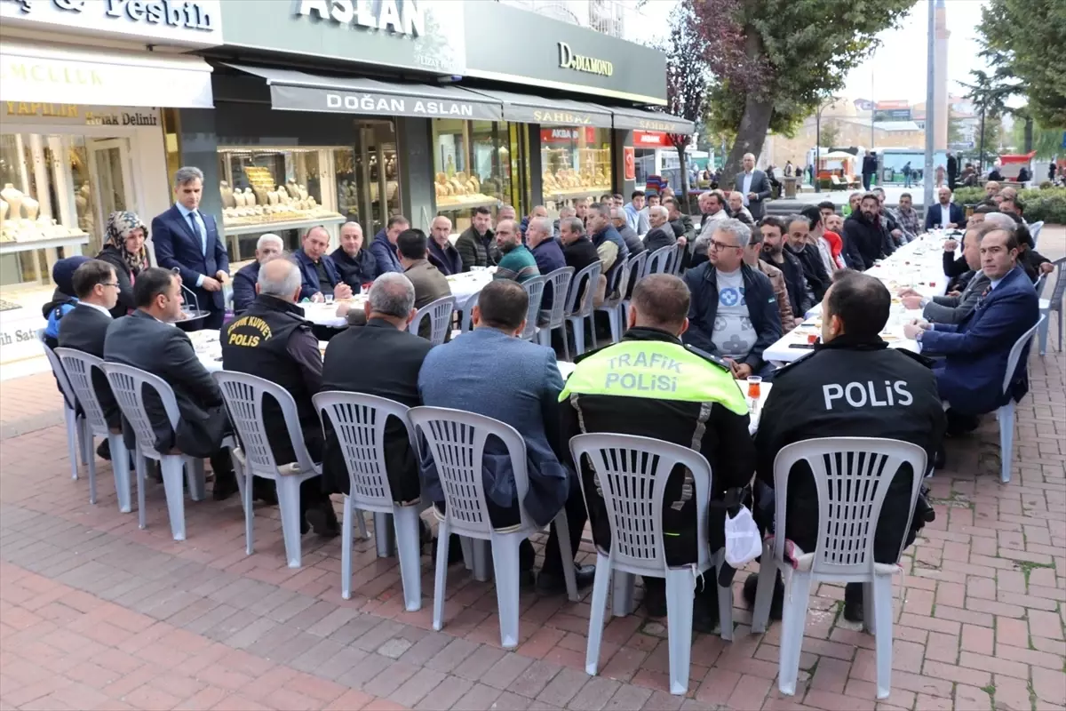 kirsehirde emniyet ve esnaf bulusmasi pZOHNT6A.jpg