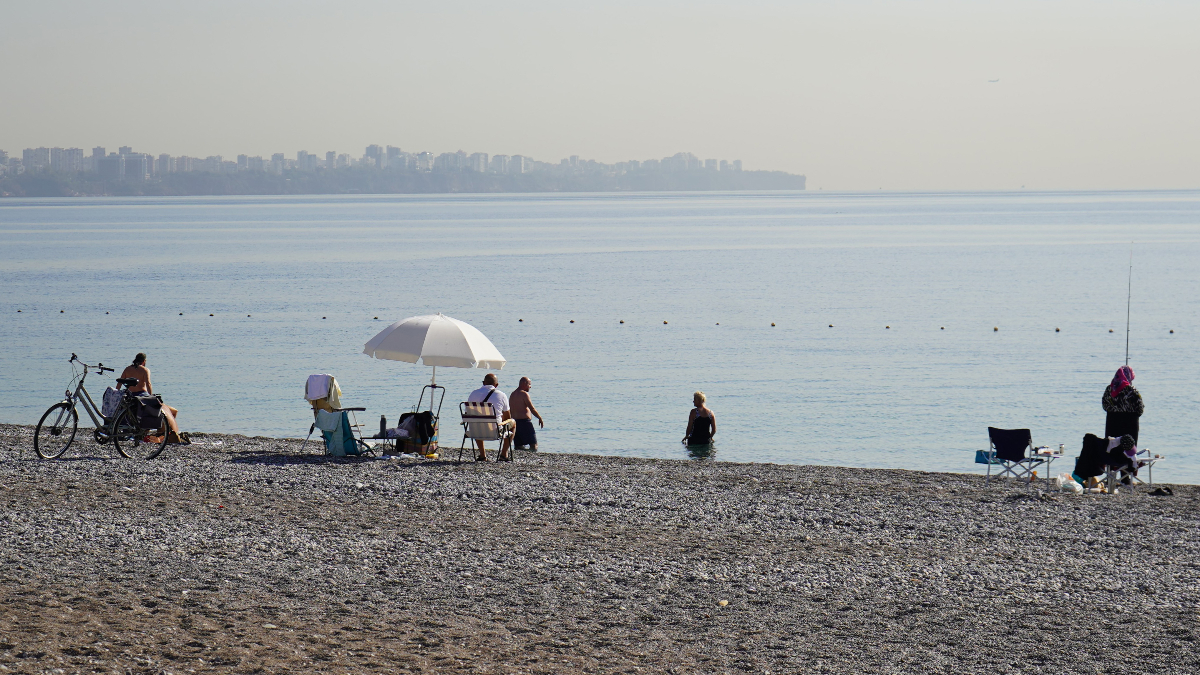 konyaalti sahilinde kasim ayinda deniz keyfi bMbFbMjQ.jpg