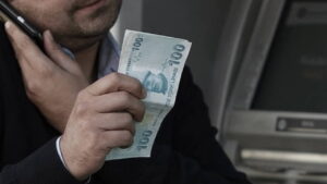 istanbulda-kendilerini-banka-personeli-olarak-tanitip-dolandiricilik-yapan-2-zanli-tutuklandi-BUYa8jWb