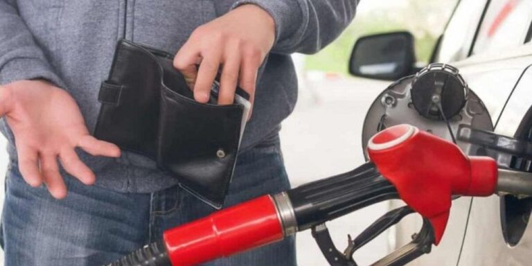 petrol-yukseliyor-pompalar-yaniyor-gece-yarisi-zammi-tabelaya-yansidi-Zset6E6G