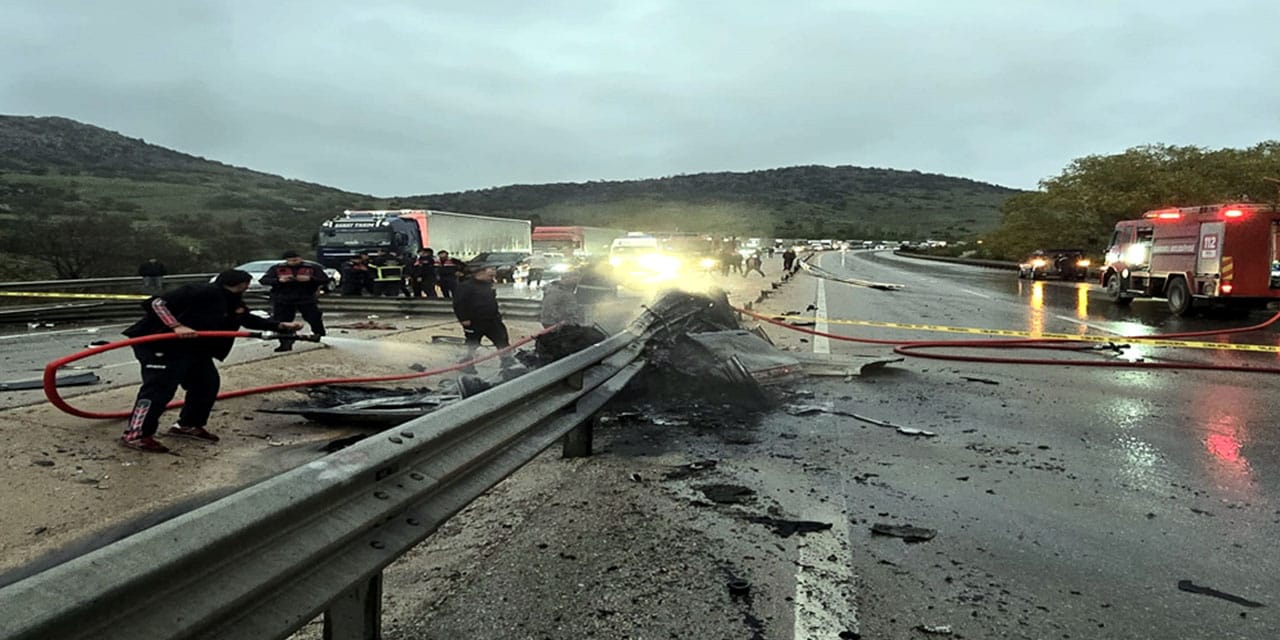 Bariyerlere Çarpan Araç Yangın Çıkardı: 1 Kişi Hayatını Kaybetti