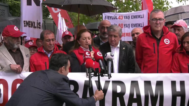 DİSK, Bakanlık Önünde Emeklilik İkramiyelerine Tepki Gösterdi: “4 Bin Lira Yetersiz”