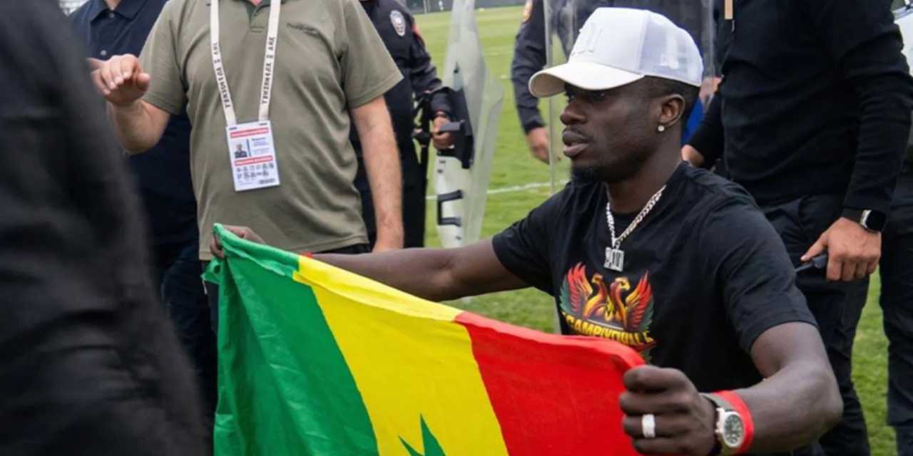 Diagne’nin Balkonundaki Senegal Bayrağına Polis Müdahalesi