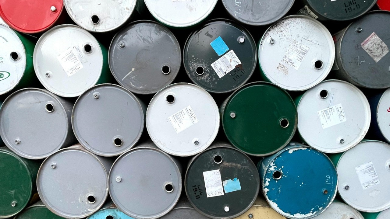 Brent petrolün varili 100 doları aştı Brent petrolun varili 100 dolari asti MDSMP3zb