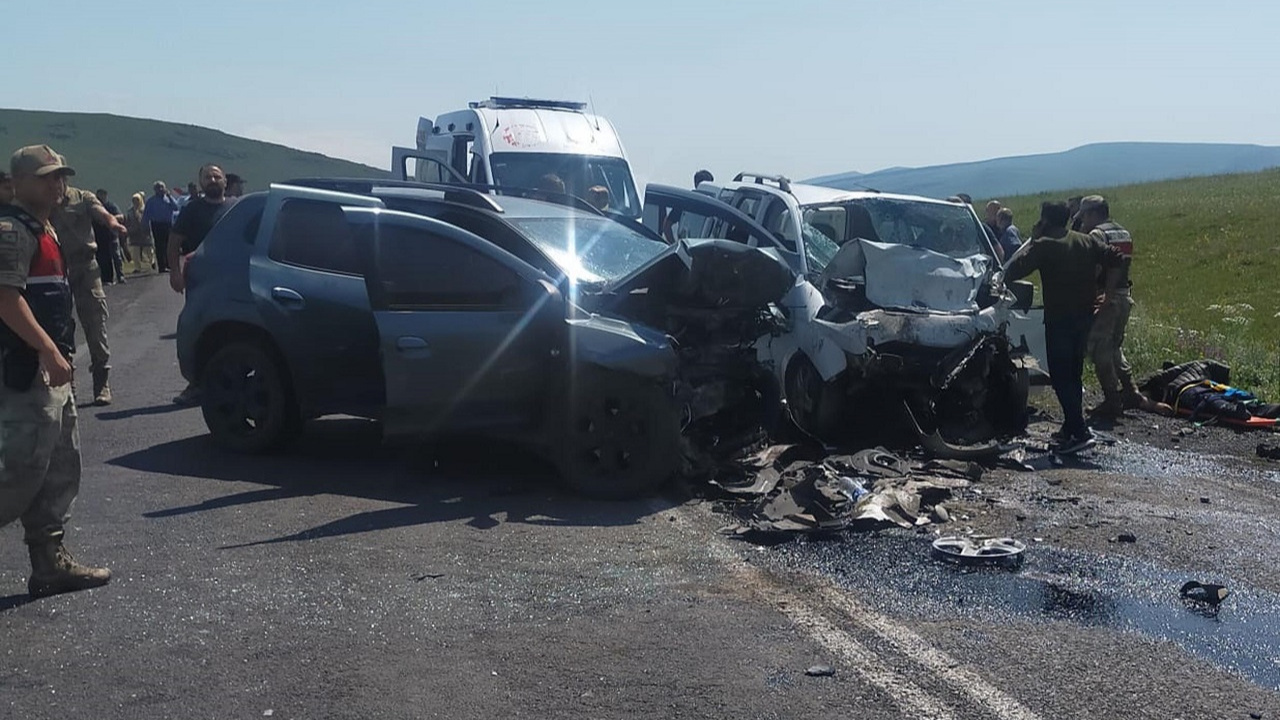 Son dakika | Ardahan’da katliam gibi kaza: 3 araç birbirine girdi ölü ve yaralılar var Haber gorseli